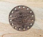 Organizador para hilo de bordar Mystical Moth, madera de nogal de Sunrise Grove