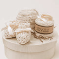 Kit de gorro y botitas de Appalachian Baby Design