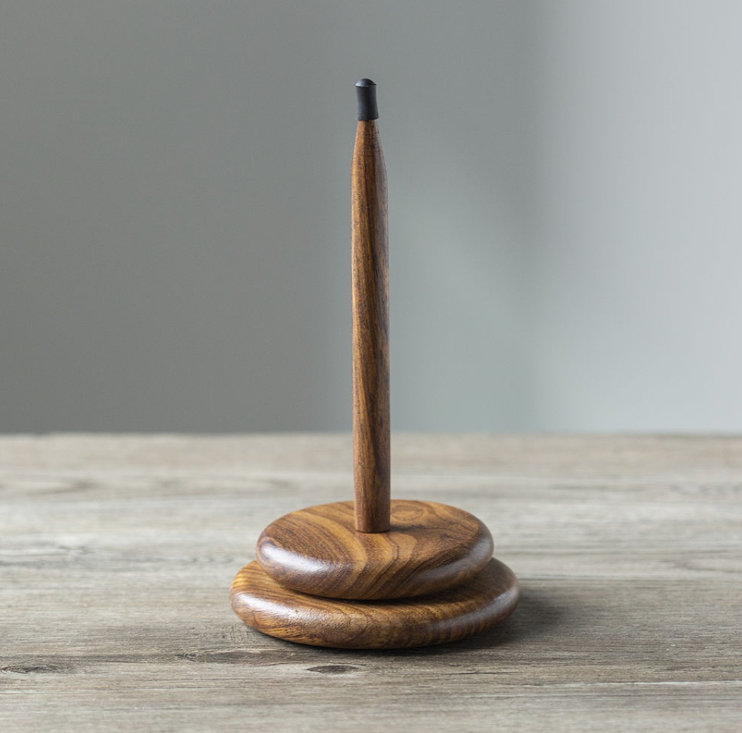 Portaestambre de madera (yarn spindle) de Knit Picks