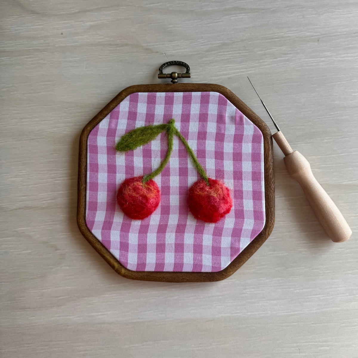 Kit DIY para pintar con lana Very Cherry de Plum Diddle