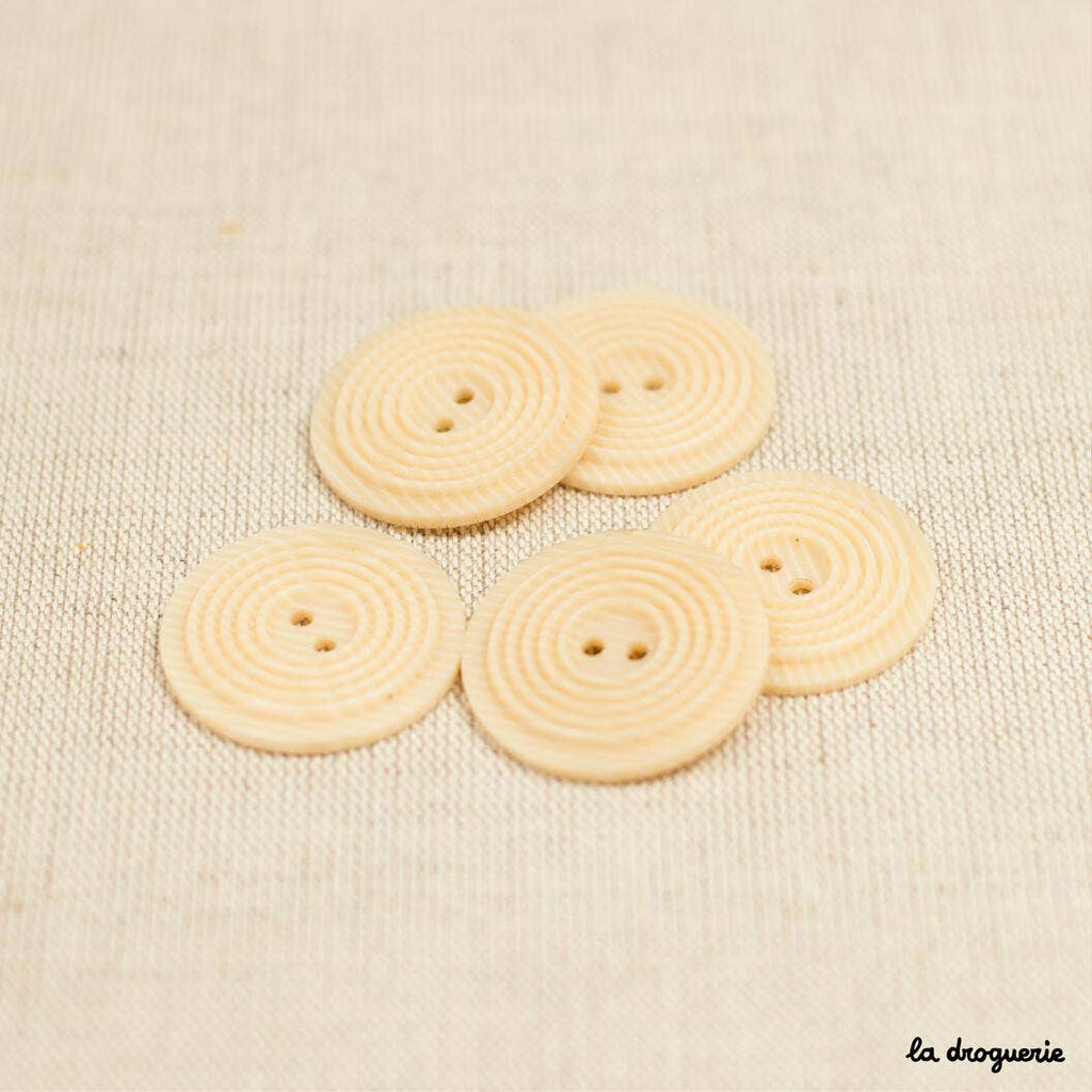 Botón Circled Sand Grain de 2 agujeros, 31 mm, de LA DROGUERIE