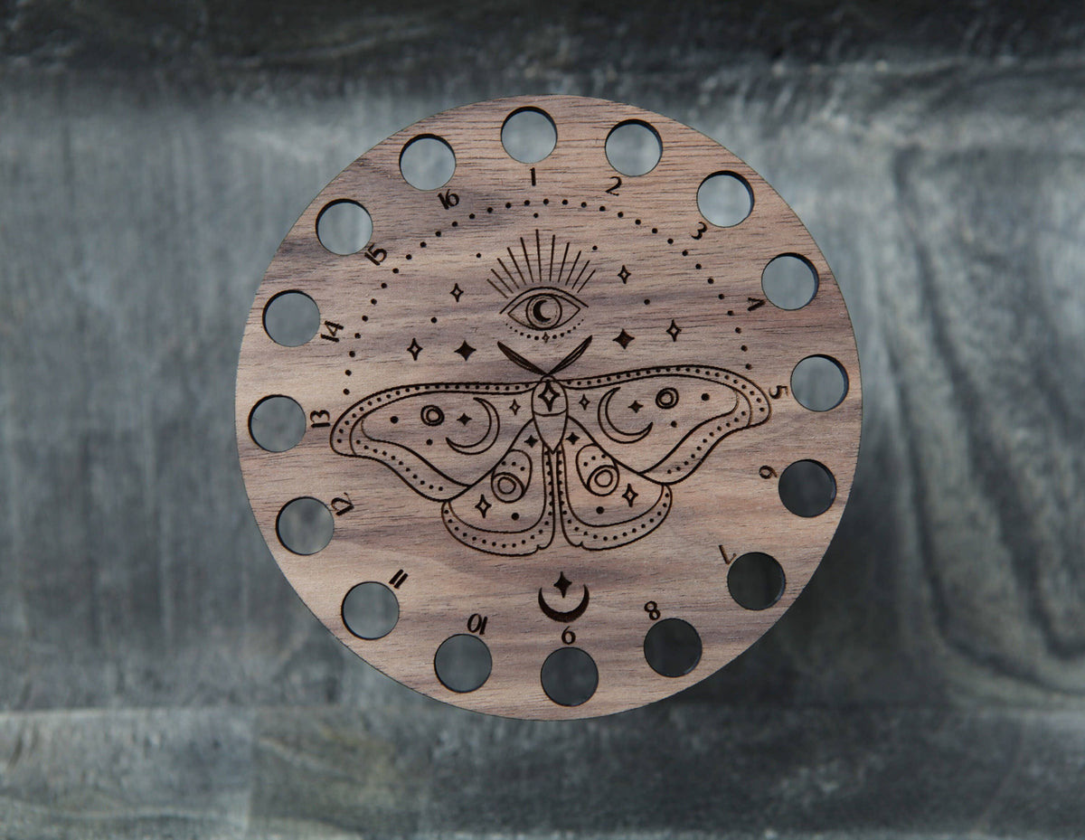 Organizador para hilo de bordar Mystical Moth, madera de nogal de Sunrise Grove