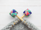 Blue Botanical Hexagon | Stitch Stoppers, protectores de puntas, de Fox & Pine Stitches