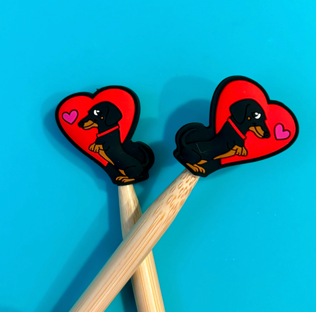Protectores de puntas para agujas de tejer, perro salchicha con corazón, San Valentín de Comma Craft Co