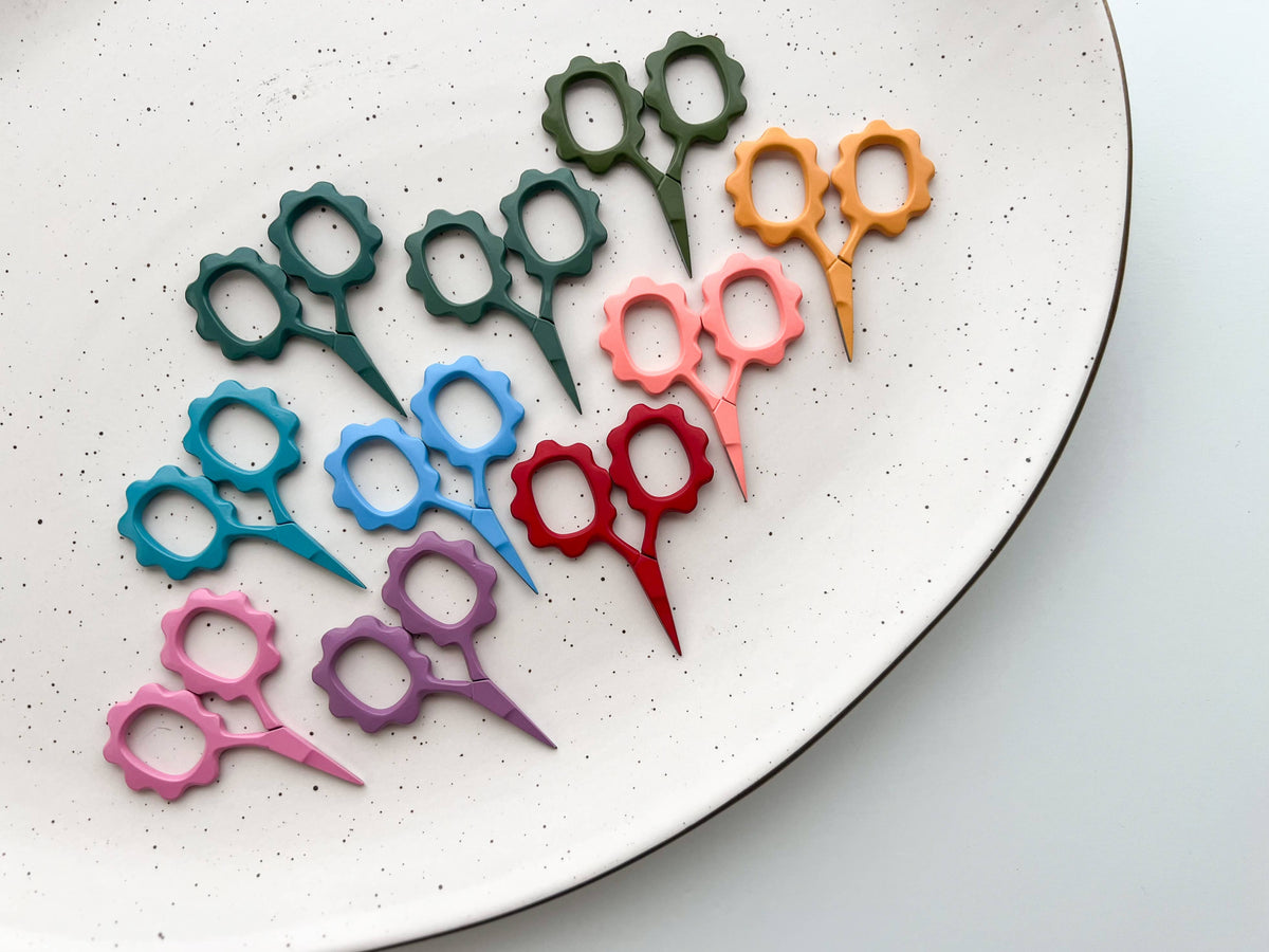 Small Flower scissors, tiny embroidery scissors by Matryoshka Doll Shop