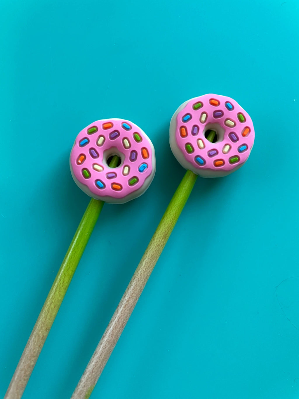 Protectores de puntas para agujas de tejer, dona rosa: regalo para la bota navideña de Comma Craft Co