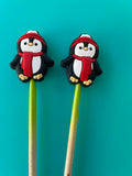 Pingüino con bufanda y gorro rojos, Navidad, invierno: regalo para quienes tejen de Comma Craft Co