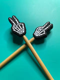 Esqueleto de Halloween con manos de amor y paz, regalo gótico para quienes tejen, de Comma Craft Co