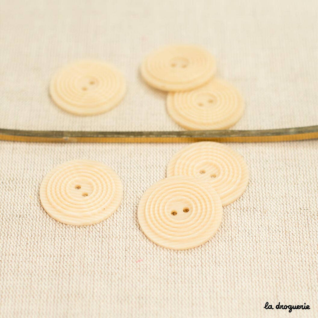Botón Circled Sand Grain de 2 agujeros, 31 mm, de LA DROGUERIE