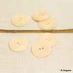 Botón Circled Sand Grain de 2 agujeros, 31 mm, de LA DROGUERIE