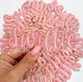Parche termoadherible Swiftie en letra cursiva rosa de ABLNco