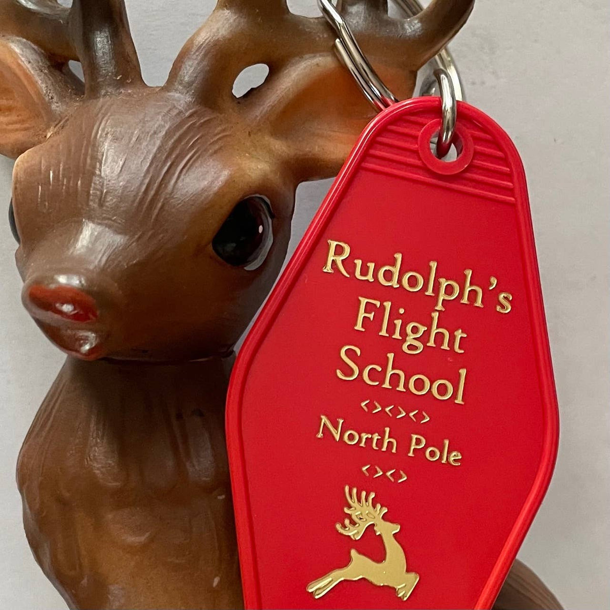 Llavero de motel: Rudolph's Flight School de The 3 Sisters Design Co.