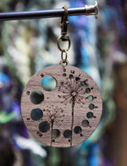 Medidor de agujas de tejer de nogal Dandelion con broche de bronce de Sunrise Grove