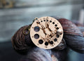 Medidor de agujas Rabbit in Forest con broche de bronce de Sunrise Grove