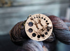 Medidor de agujas Rabbit in Forest con broche de bronce de Sunrise Grove