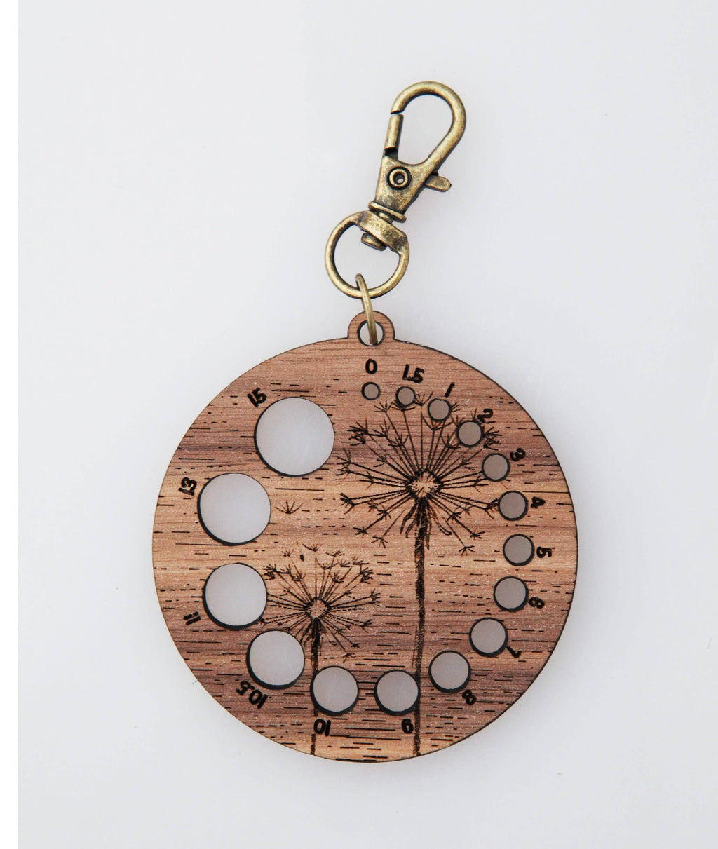 Medidor de agujas de tejer de nogal Dandelion con broche de bronce de Sunrise Grove