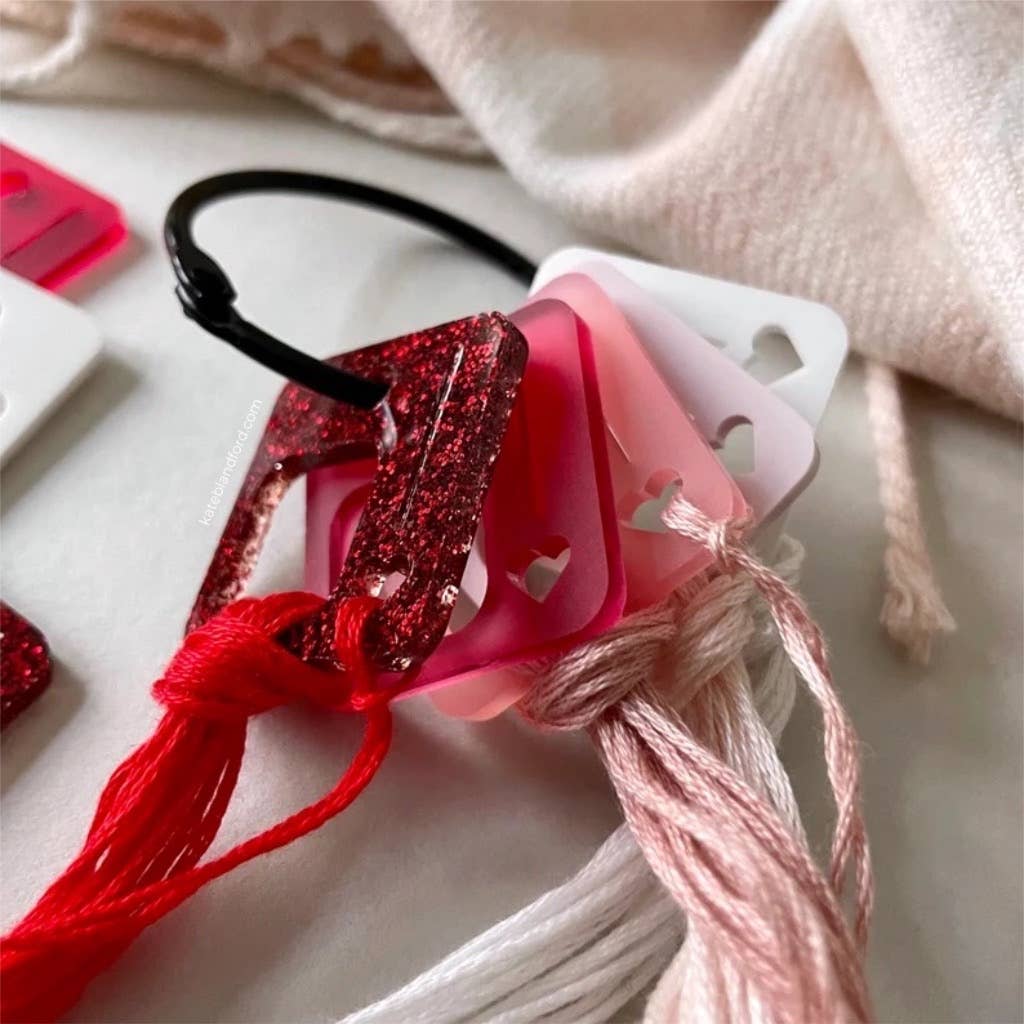 Juego de 10 organizadores acrílicos para hilo de bordar (floss drops) con argolla de cable flexible: Frosted pink de Kate Blandford