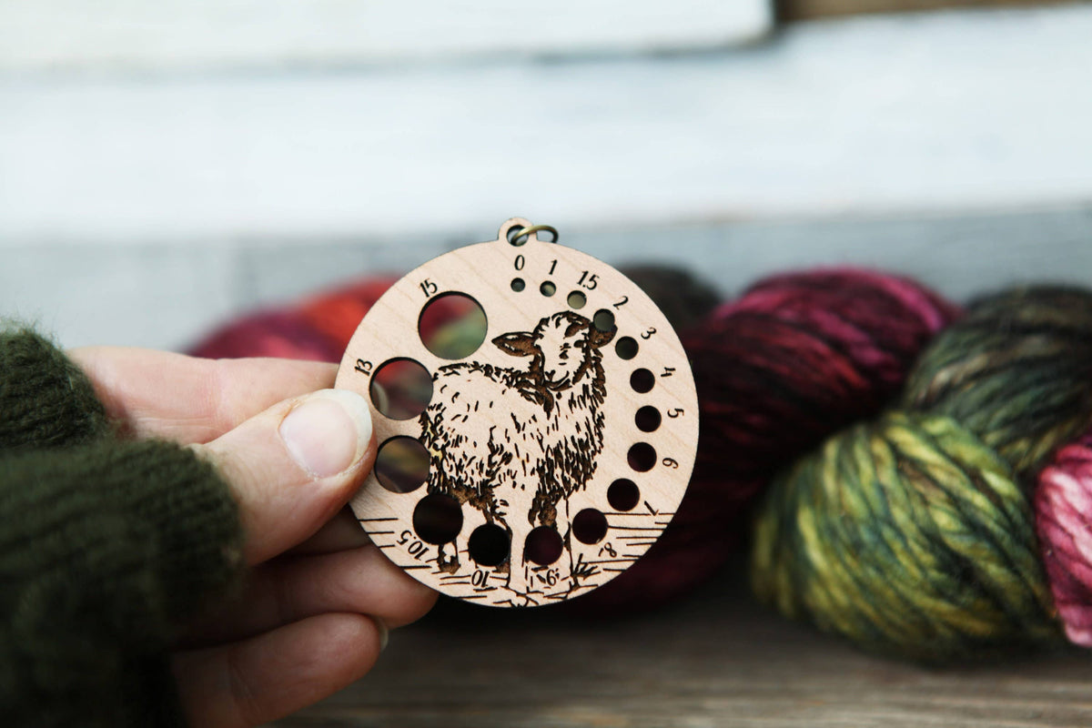 Medidor de agujas de madera de cerezo con oveja y broche de bronce de Sunrise Grove