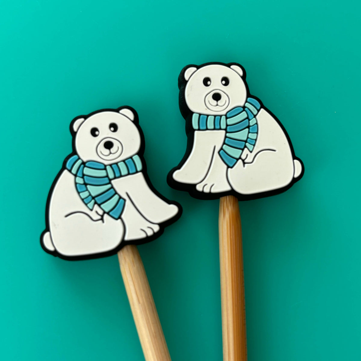 Protectores de puntas para agujas de tejer - oso polar con bufanda de invierno de Comma Craft Co