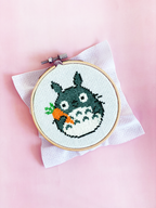 Totoro with Carrot: kit DIY de punto de cruz de TheCloudFactory