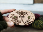 Contador de vueltas Luna Moth de madera de cerezo, con estrellas y luna de Sunrise Grove