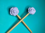 Flores realistas, naturaleza, rosas, hojas de monstera: Lavender Rose de Comma Craft Co