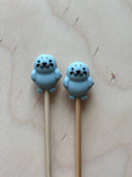 Protector de puntas para agujas de tejer foca gris, león marino, océano: Gray de Comma Craft Co