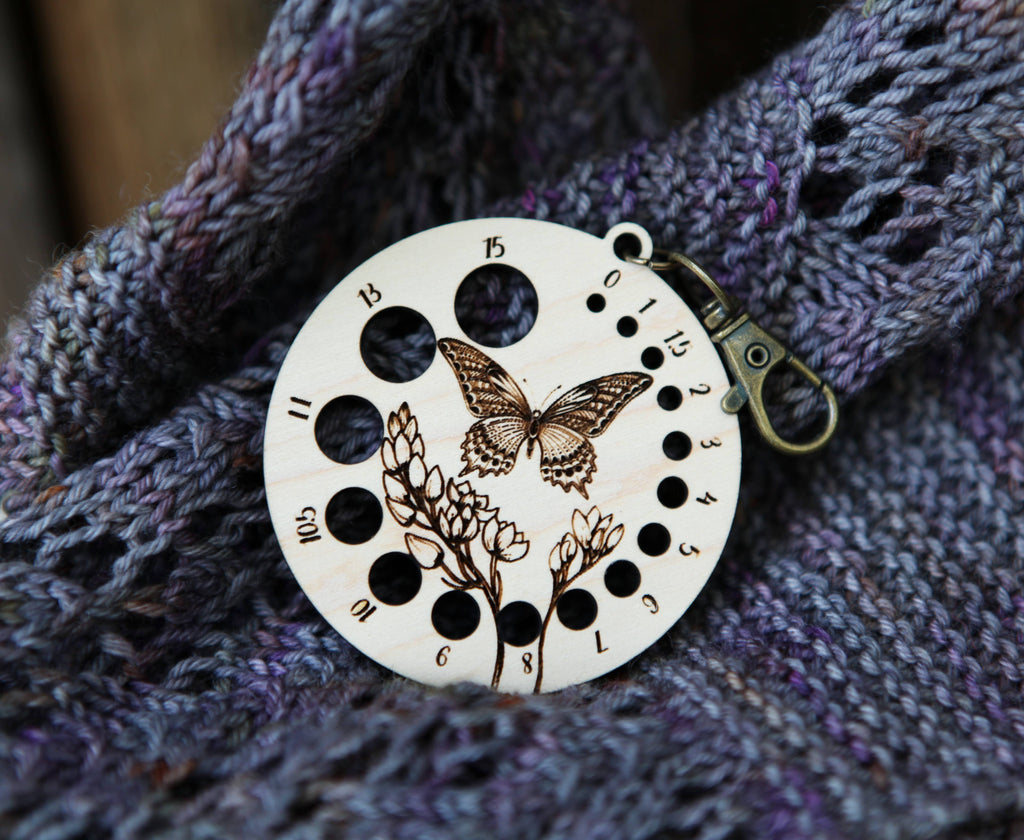 Medidor de agujas de mariposa con flor y broche de bronce de Sunrise Grove