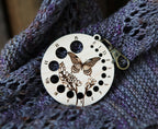 Medidor de agujas de mariposa con flor y broche de bronce de Sunrise Grove