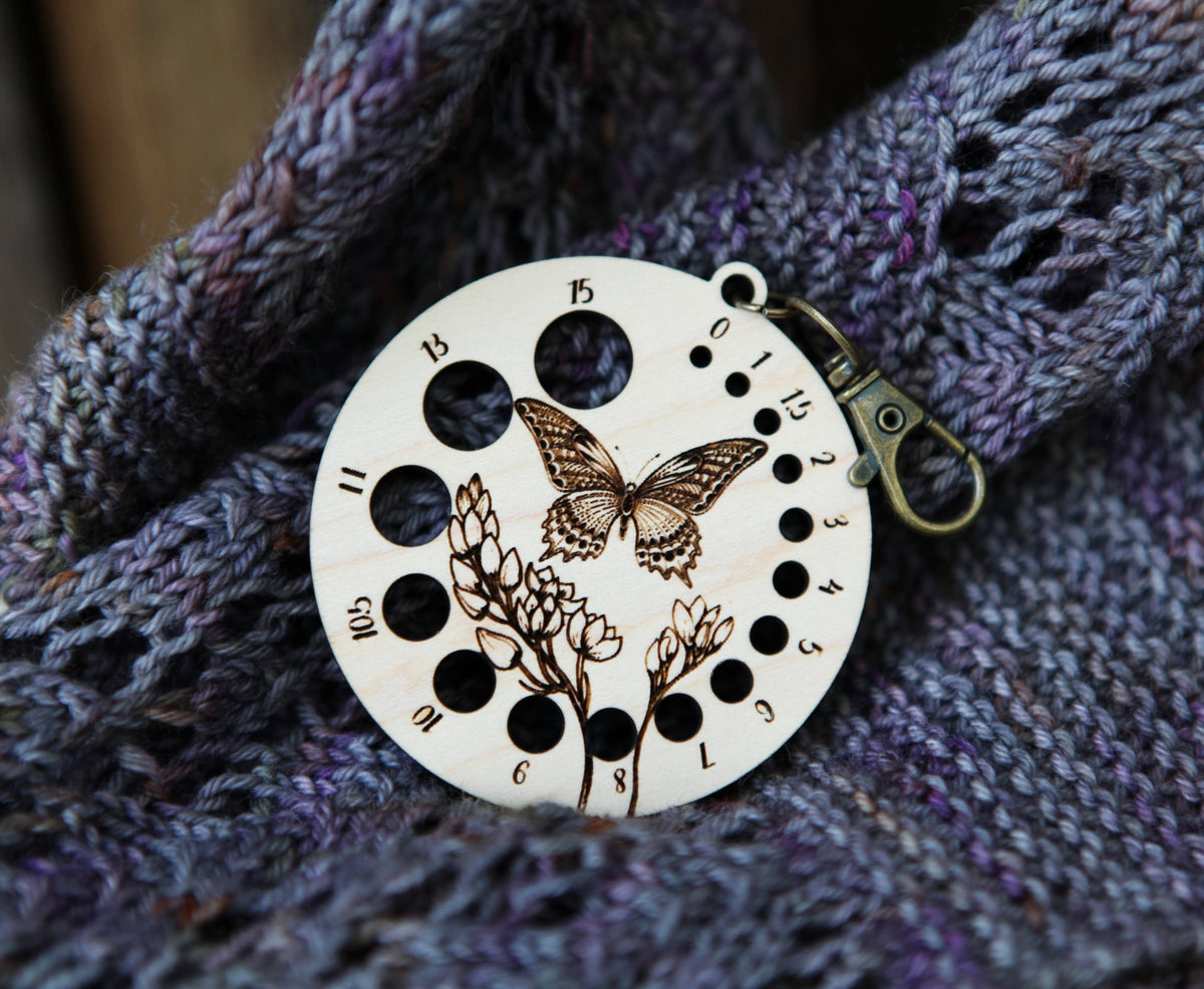 Medidor de agujas de mariposa con flor y broche de bronce de Sunrise Grove