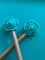Flores realistas, naturaleza, rosas, hojas de monstera: Lavender Rose de Comma Craft Co