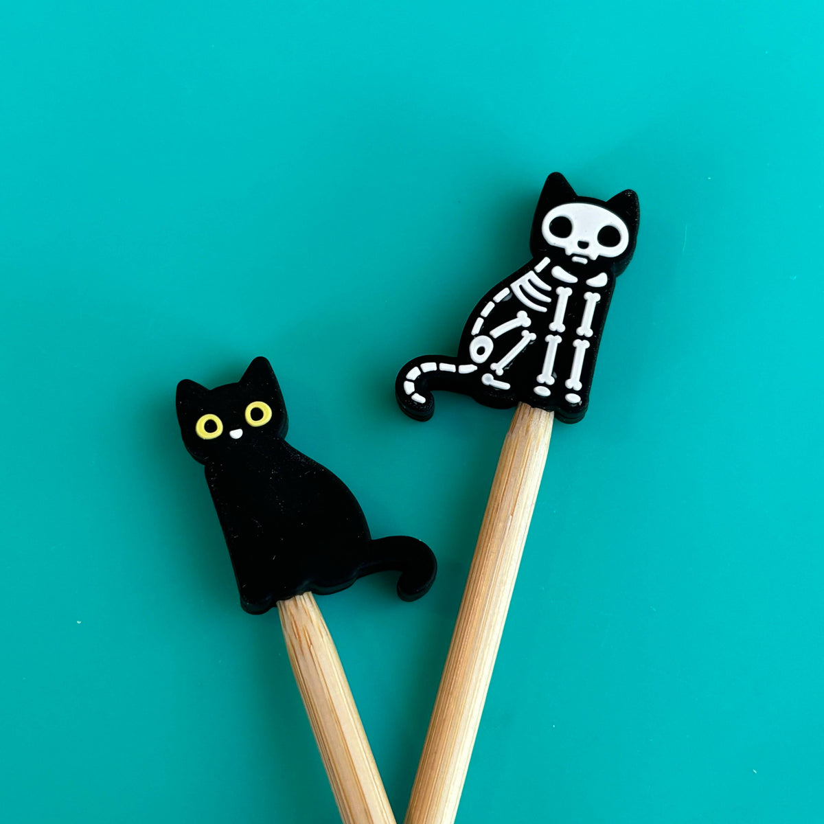 Gato esqueleto, Halloween: topes para agujas de tejer de Comma Craft Co