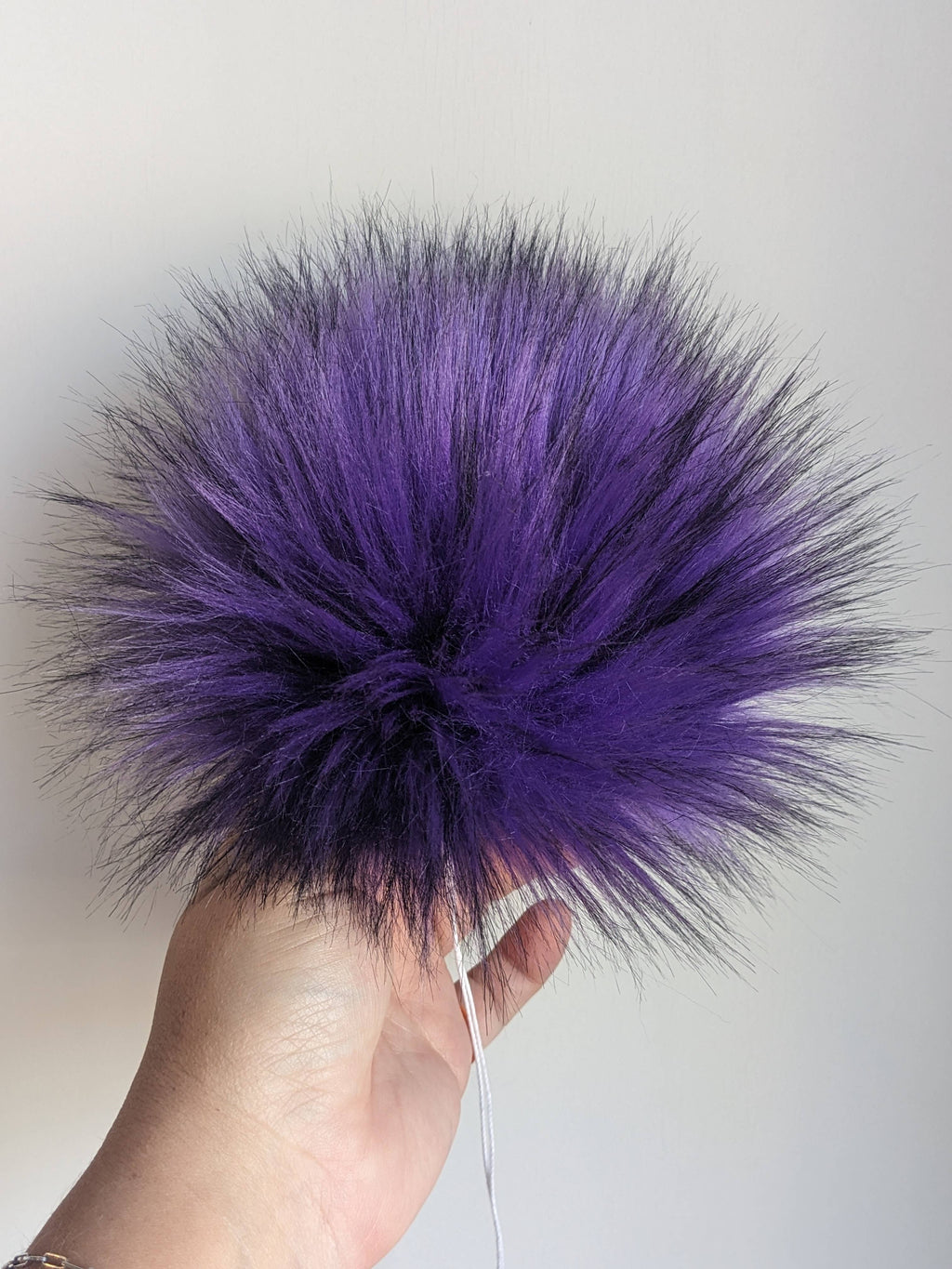 Pompón desmontable de piel sintética de 7 in (18 cm) - Purple de CountryStixCo