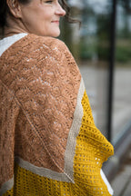 Entwined: Cables, Lace and Knitted Textures de Laine Publishing