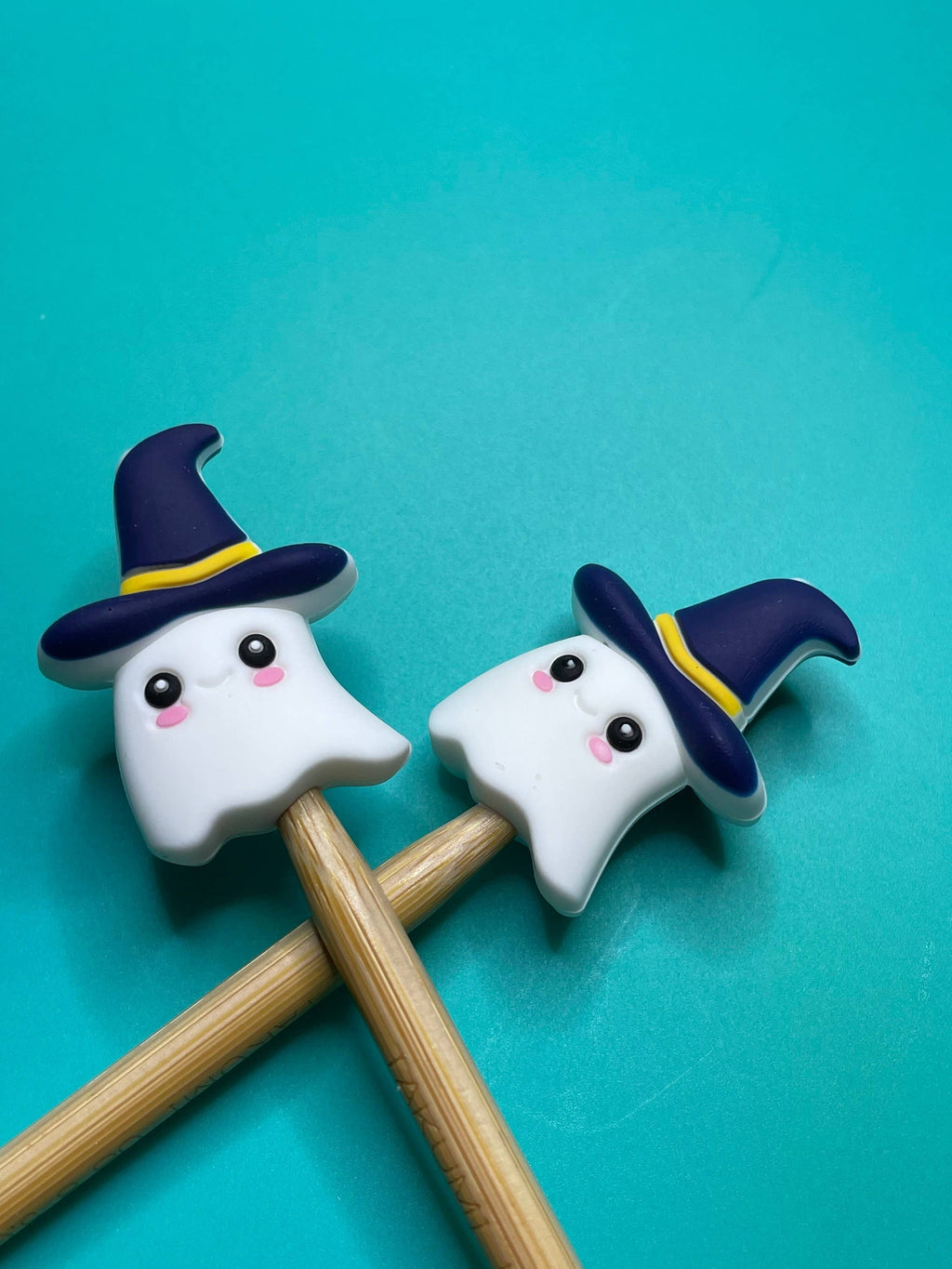 Bruja y fantasma kawaii de Halloween, gótico, regalo de silicona para quienes tejen, de Comma Craft Co