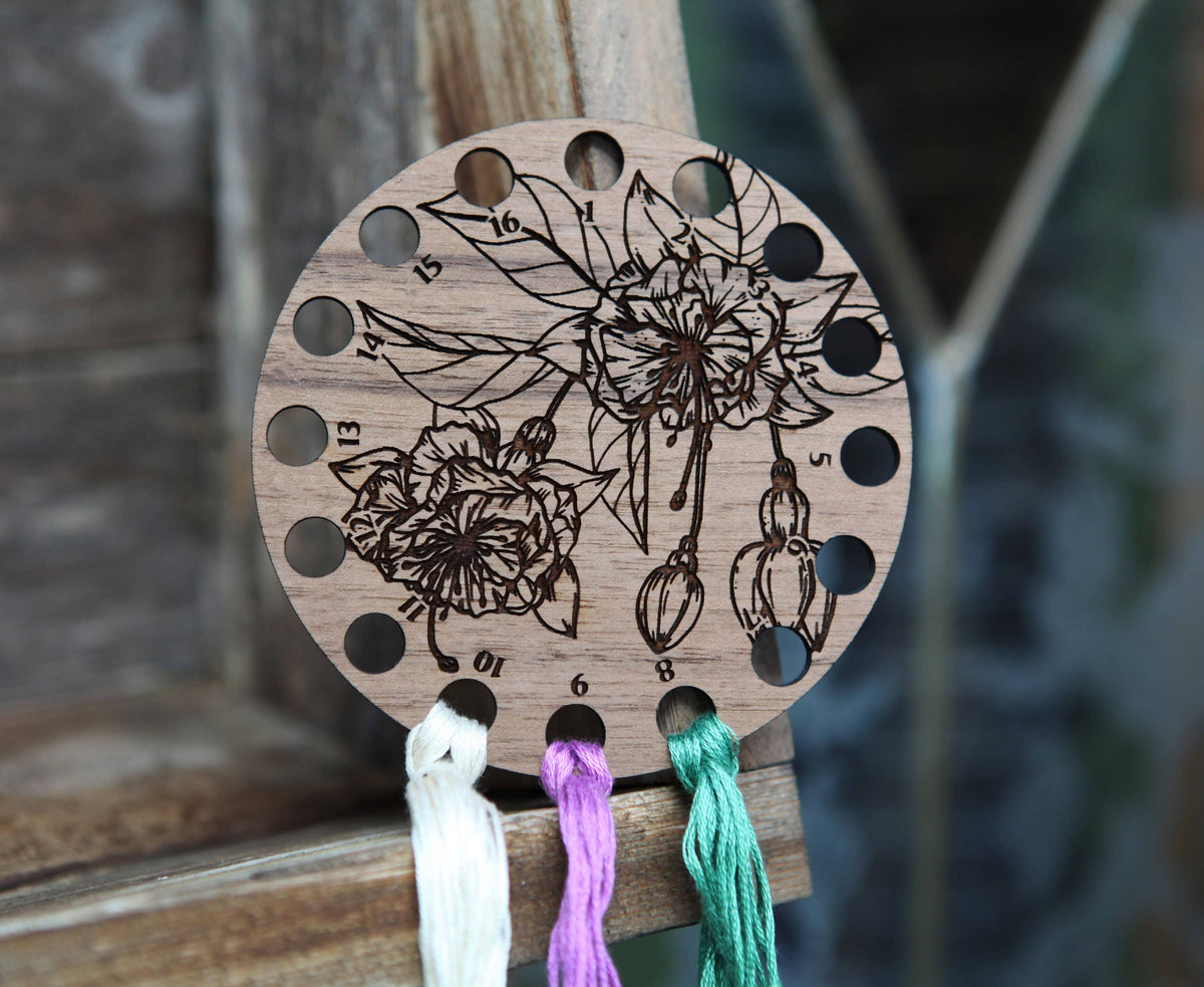 Organizador circular de madera de nogal para hilo de bordar de Sunrise Grove