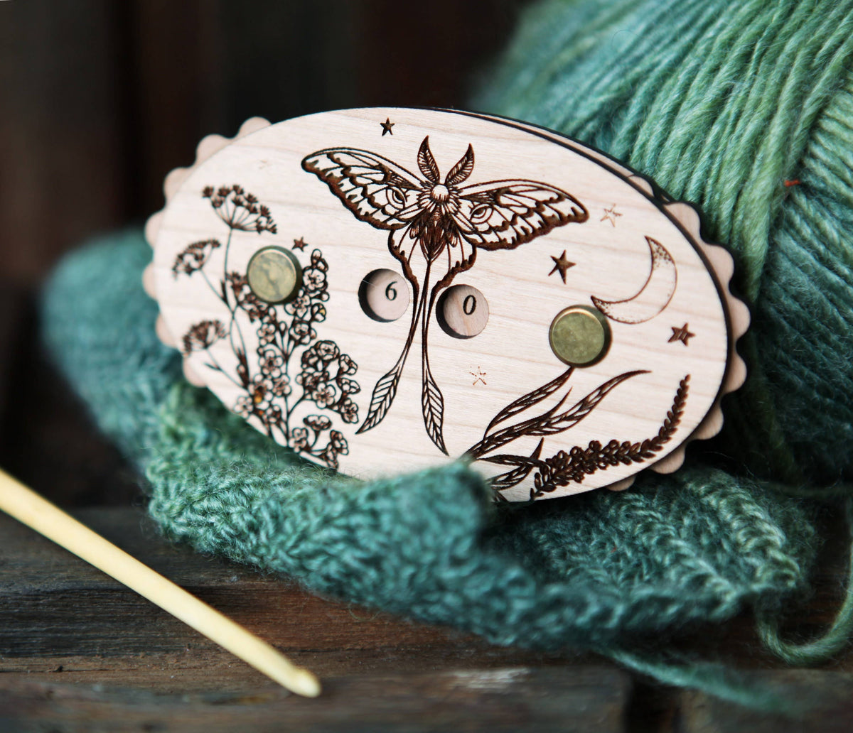 Contador de vueltas Luna Moth de madera de cerezo, con estrellas y luna de Sunrise Grove