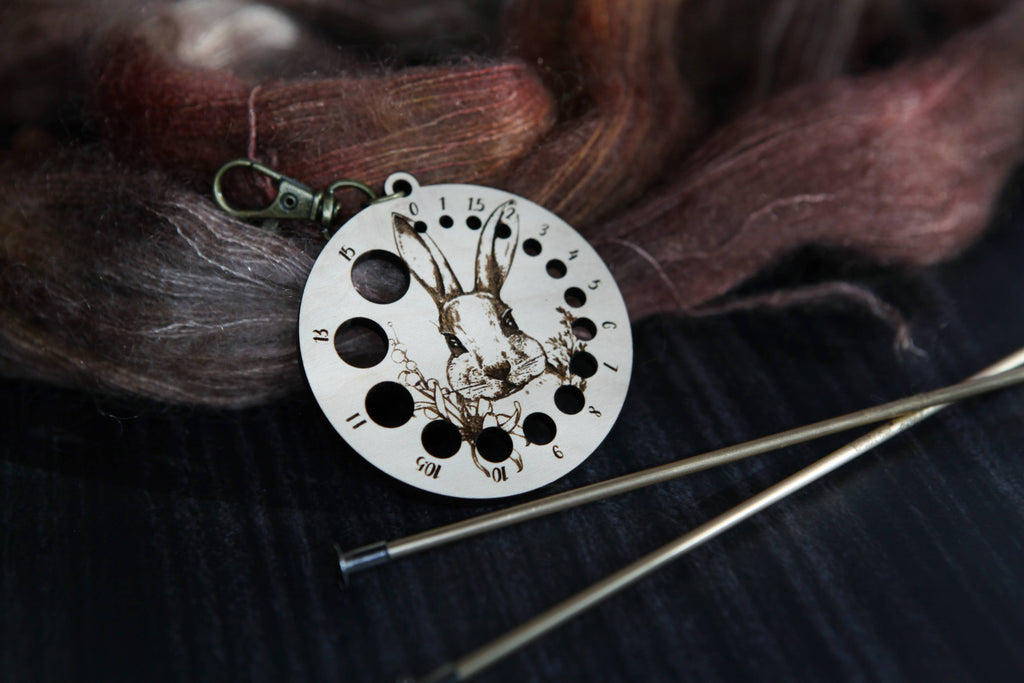 Medidor de agujas Rabbit in Forest con broche de bronce de Sunrise Grove