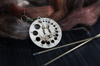 Medidor de agujas Rabbit in Forest con broche de bronce de Sunrise Grove