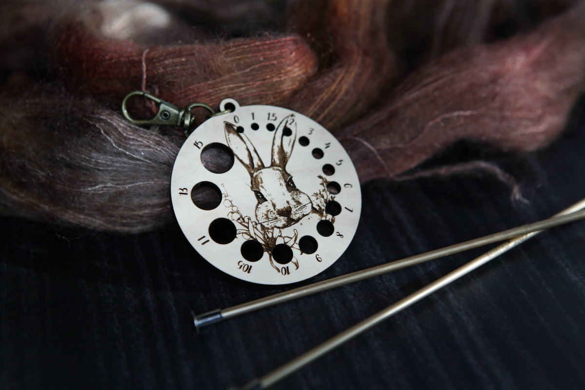 Medidor de agujas Rabbit in Forest con broche de bronce de Sunrise Grove