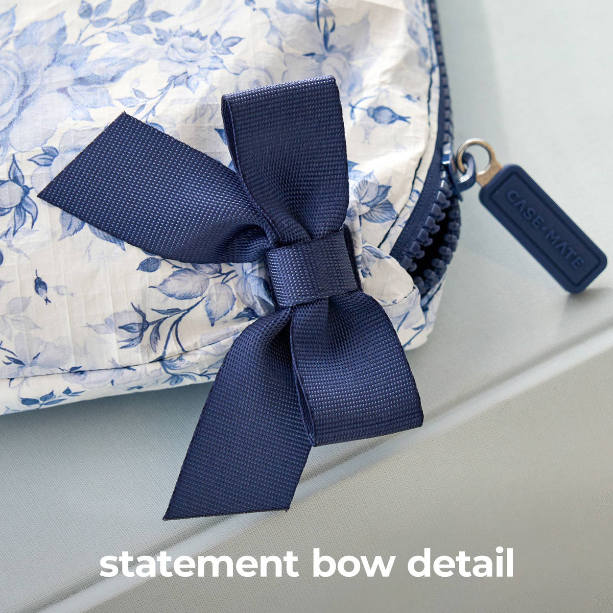 Cosmetiquera Crinkle Something Navy Bow de Case-Mate