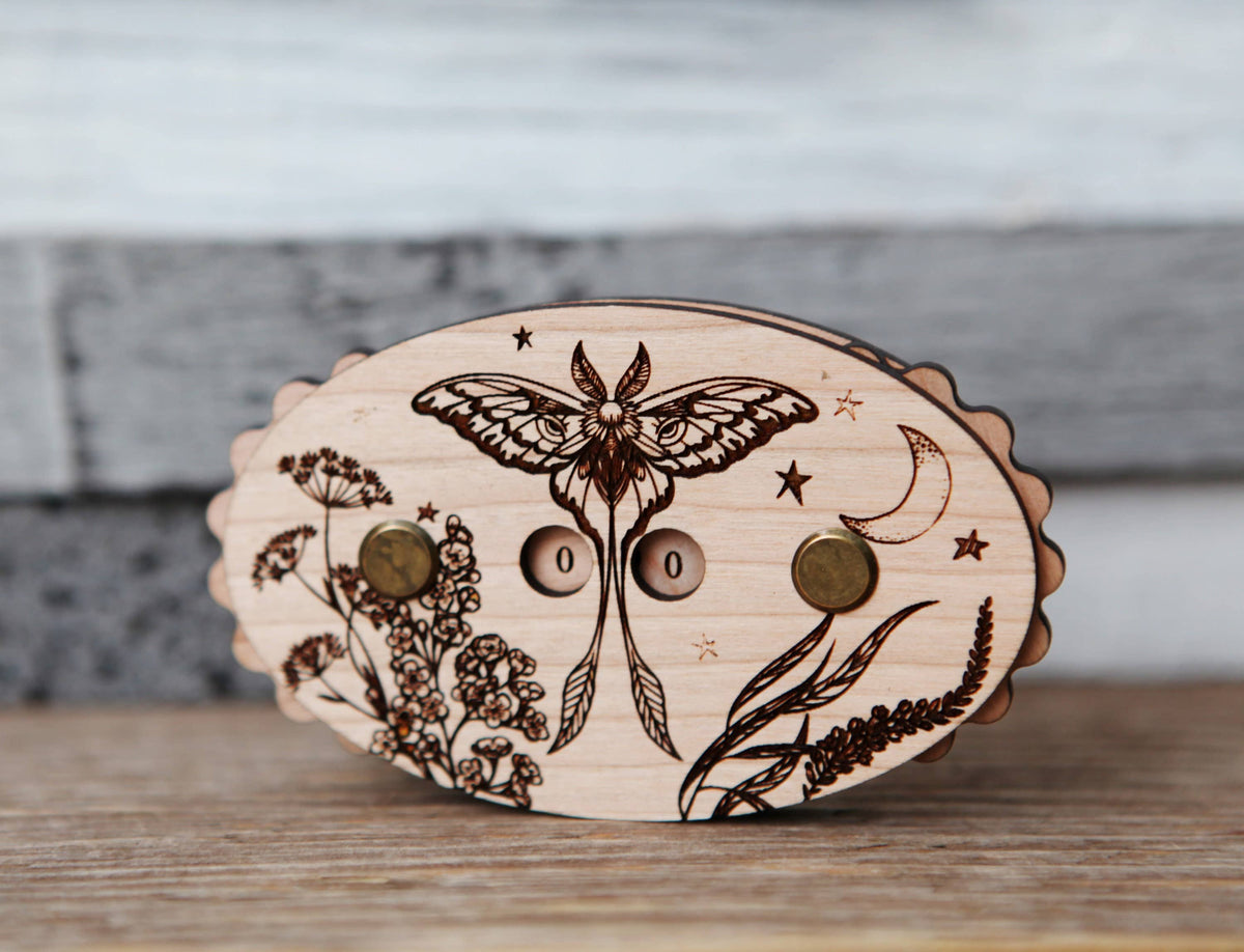 Contador de vueltas Luna Moth de madera de cerezo, con estrellas y luna de Sunrise Grove