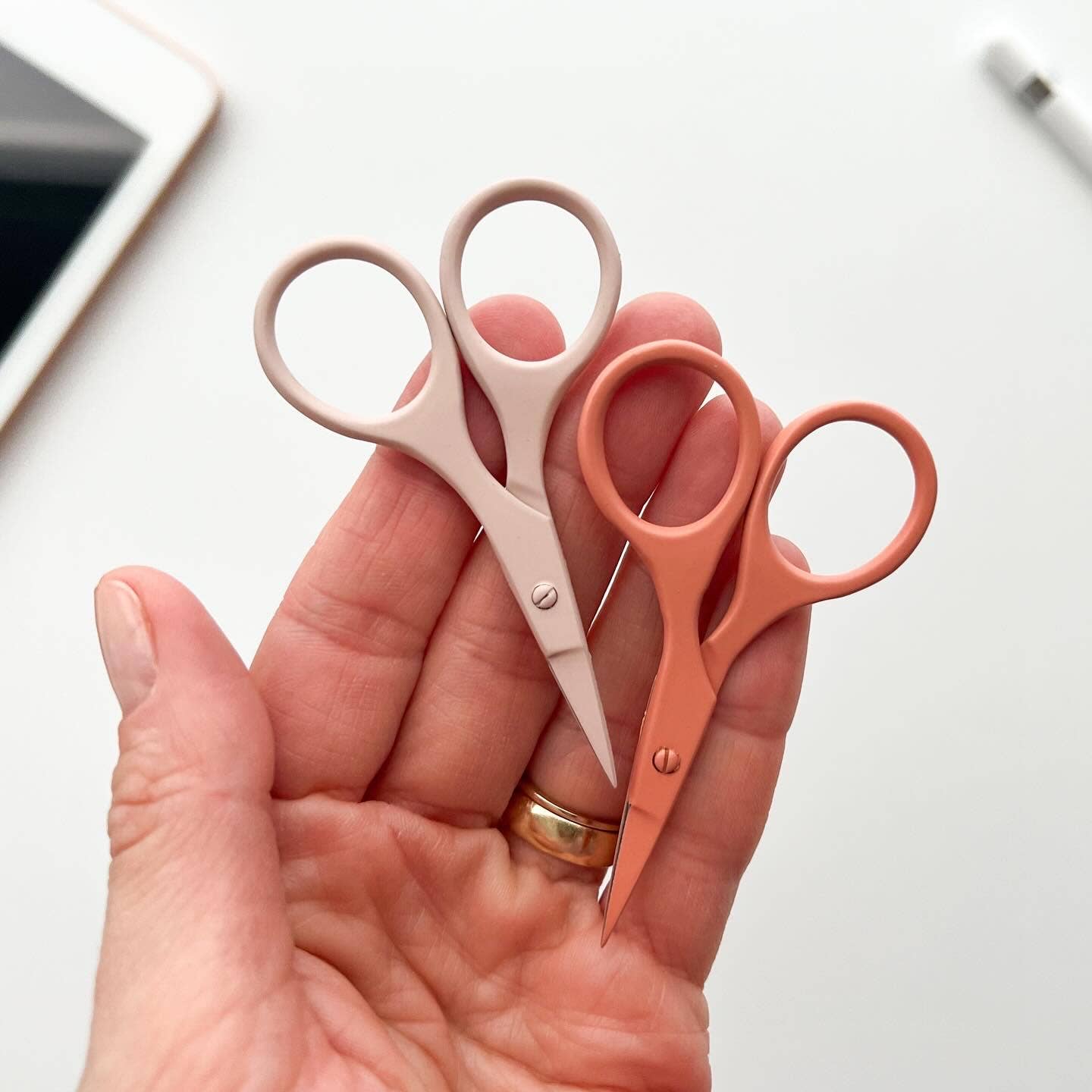 Small needlecraft scissors, tiny embroidery scissors: Mint