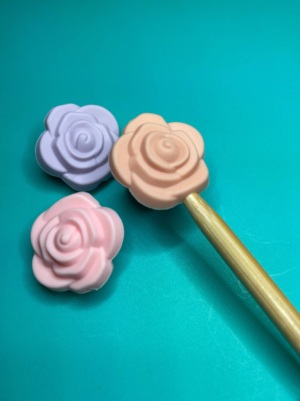 Flores realistas, naturaleza, rosas, hojas de monstera: Lavender Rose de Comma Craft Co