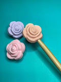 Flores realistas, naturaleza, rosas, hojas de monstera: Lavender Rose de Comma Craft Co
