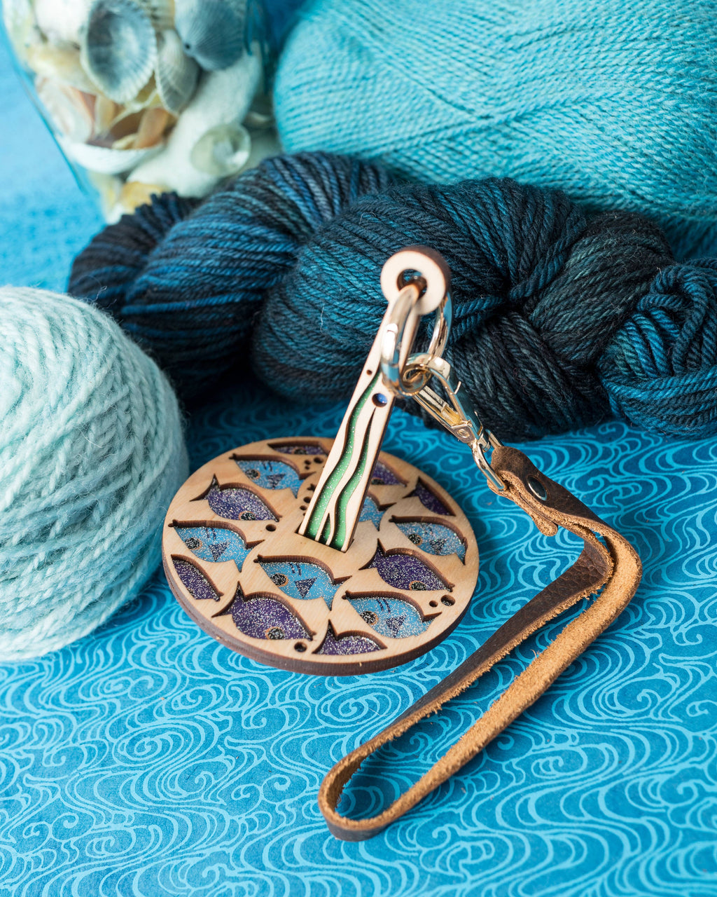Fishes: Mini Minder hecho a mano para tejido y crochet: Original Mini Minder de Lemonwood