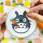 Totoro with Carrot: kit DIY de punto de cruz de TheCloudFactory