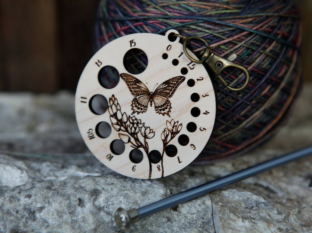 Medidor de agujas de mariposa con flor y broche de bronce de Sunrise Grove
