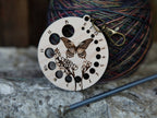Medidor de agujas de mariposa con flor y broche de bronce de Sunrise Grove