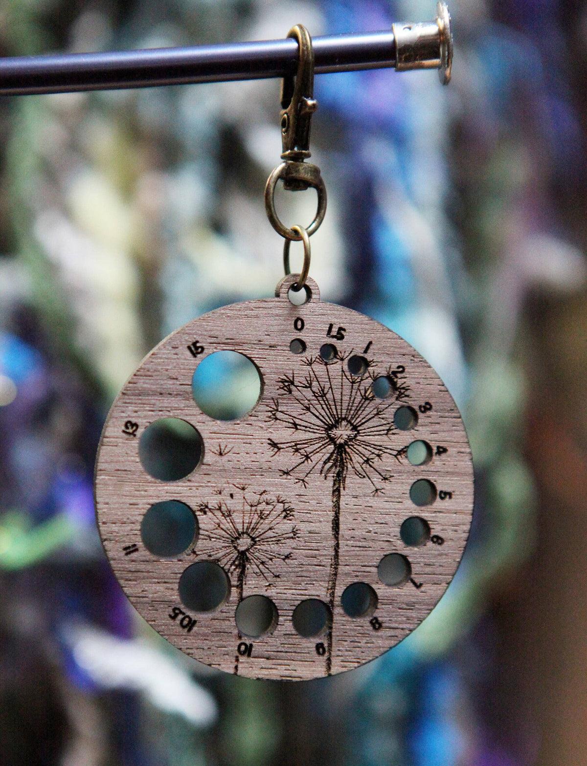 Medidor de agujas de tejer de nogal Dandelion con broche de bronce de Sunrise Grove